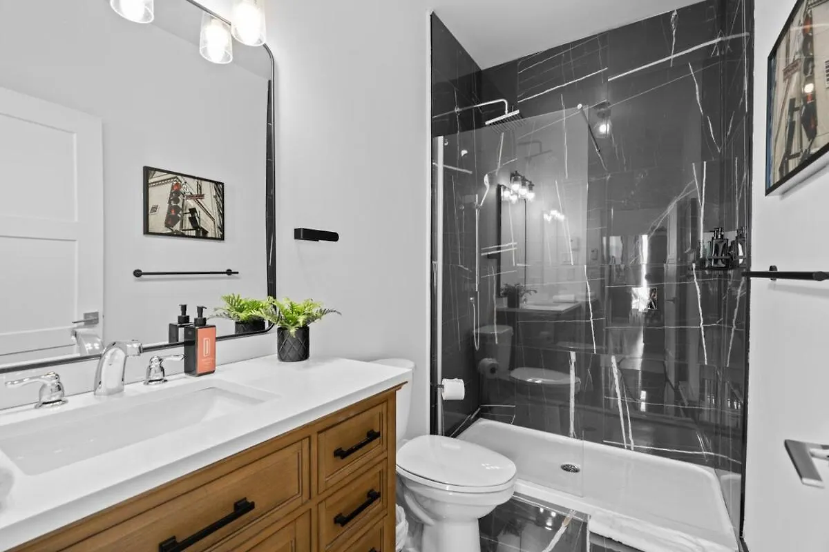 New Modern 2Bdr Apartment In Little Italy Montreal 0*,